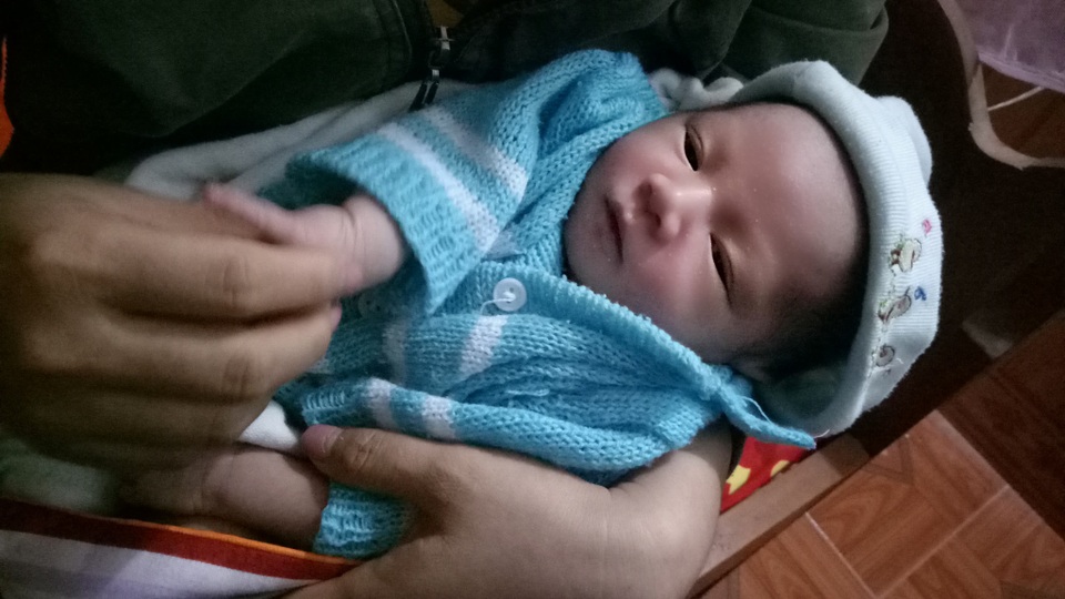 Bé trai sơ sinh bị bỏ trước nhà cặp vợ chồng hiếm muộn kèm thư xin lỗi của người mẹ - 1 Bé trai sơ sinh bị bỏ trước nhà cặp vợ chồng hiếm muộn kèm thư xin lỗi của người mẹ - 1