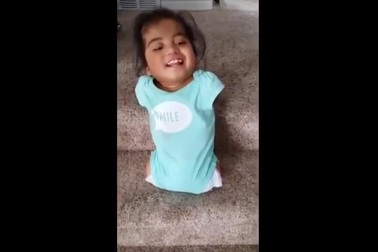 Cô bé không tay không chân nỗ lực đi xuống cầu thang khiến nhiều người thán phục