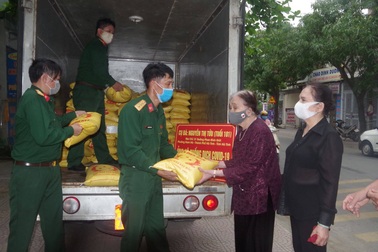 Những người mẹ trăm tuổi "gây sốt" bằng tinh thần đi đầu chống dịch