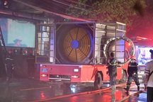 100 cảnh sát cùng 17 xe cứu hỏa dập lửa vụ cháy dãy nhà kho ở TPHCM