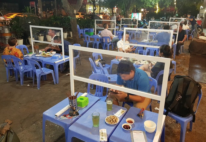 Hà Nội: Quán ăn rục rịch dựng vách ngăn để phòng dịch Covid-19 - Ảnh 2. Hà Nội: Quán ăn rục rịch dựng vách ngăn để phòng dịch Covid-19 - Ảnh 2.
