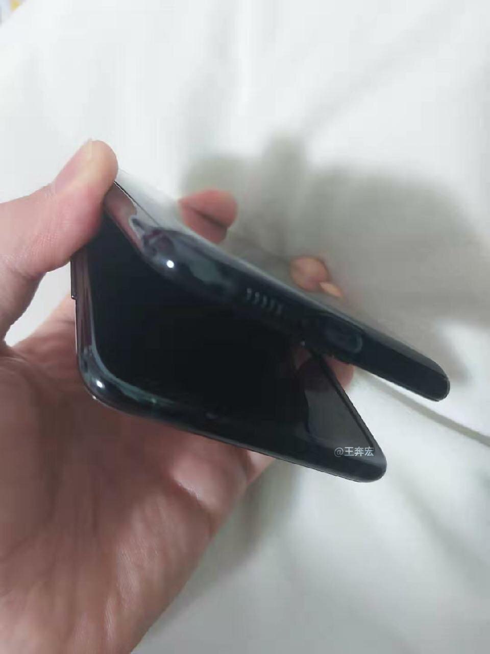 Lộ ảnh thực tế smartphone màn hình gập Galaxy Fold 2 của Samsung - 4 Lộ ảnh thực tế smartphone màn hình gập Galaxy Fold 2 của Samsung - 4