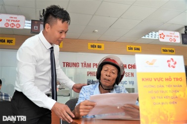 Ngày đầu vận hành chính quyền 2 cấp, một số người dân vẫn đến trụ sở cũ