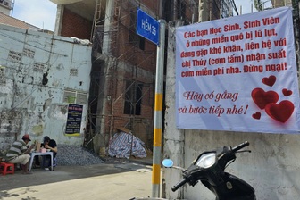 Tiệm cơm nhỏ ở TPHCM âm thầm “đỡ bụng” sinh viên miền Trung giữa mùa lũ
