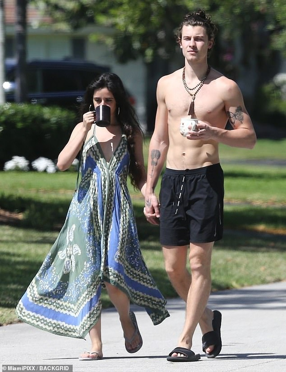 Camila Cabello tình tứ hôn Shawn Mendes - 2 Camila Cabello tình tứ hôn Shawn Mendes - 2