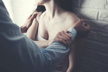 Ám ảnh vì bị bạn trai nổi tiếng và điển trai bạo hành