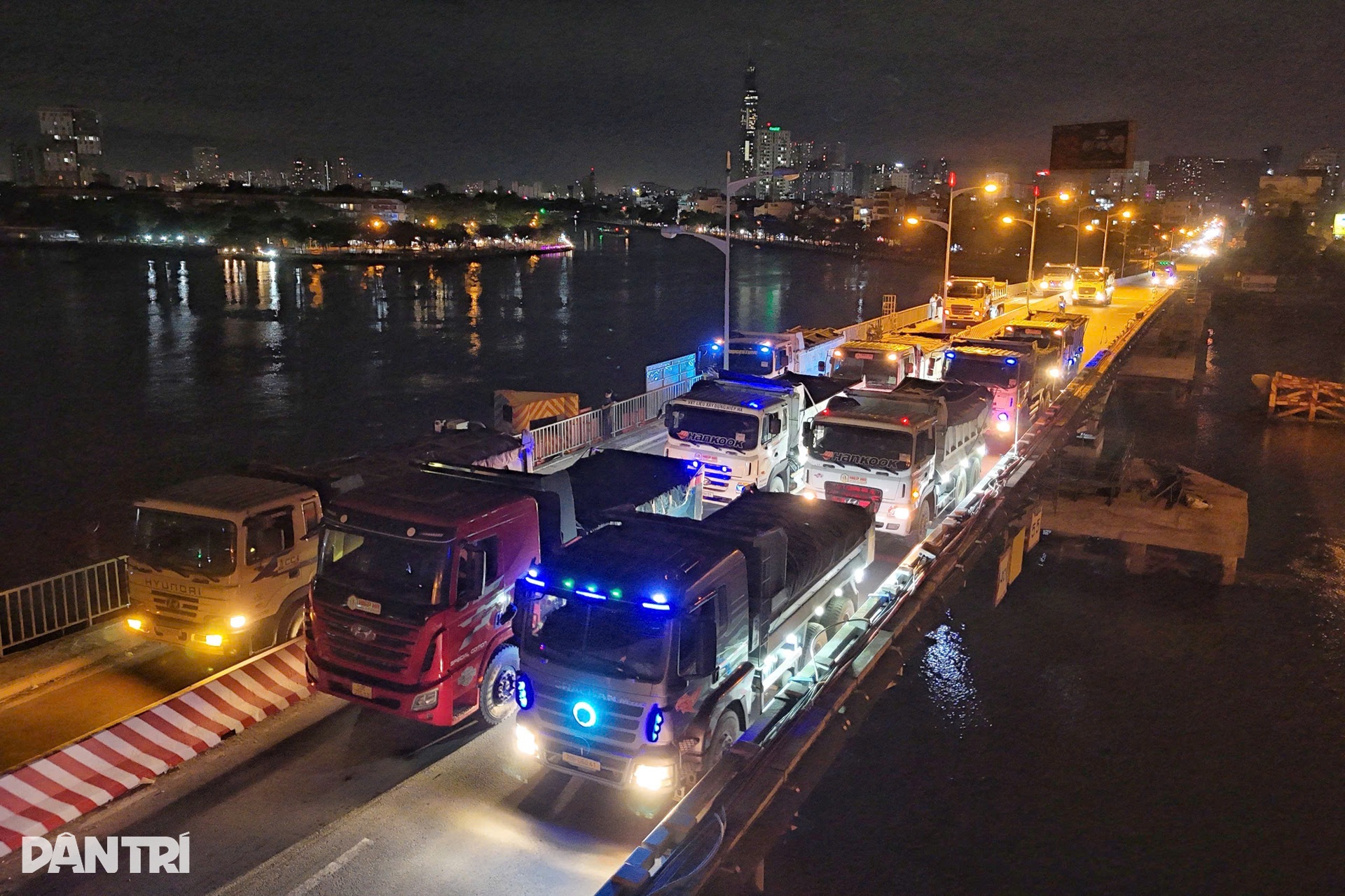 Huy động 12 xe tải thử độ bền cầu Bình Triệu 1 ở TPHCM - 5