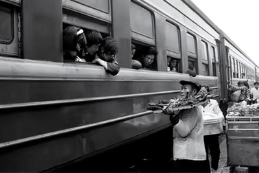 Ngày về trào nước mắt của cô gái bị bắt cóc ở ga tàu 30 năm trước