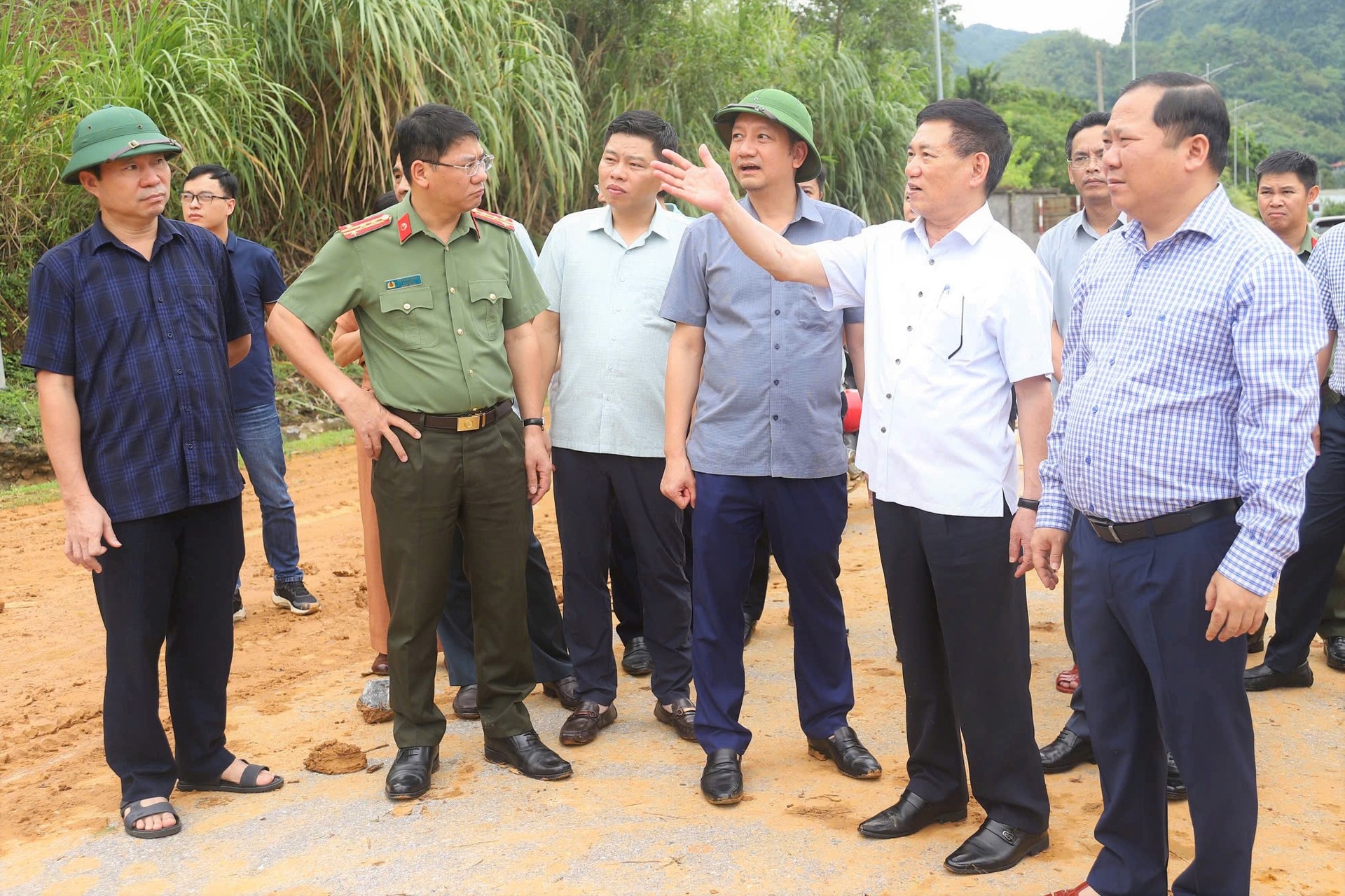 Cận cảnh căn nhà đổ sập vùi lấp 5 người trong một gia đình ở Hòa Bình - 9 Cận cảnh căn nhà đổ sập vùi lấp 5 người trong một gia đình ở Hòa Bình - 9