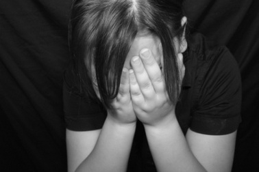 Bỏ nhà đi "sống tự lập", bé gái 12 tuổi bị bạn chat cưỡng bức