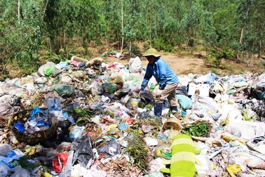 60 tấn rác mỗi ngày không có chỗ chứa vì dân chặn xe rác