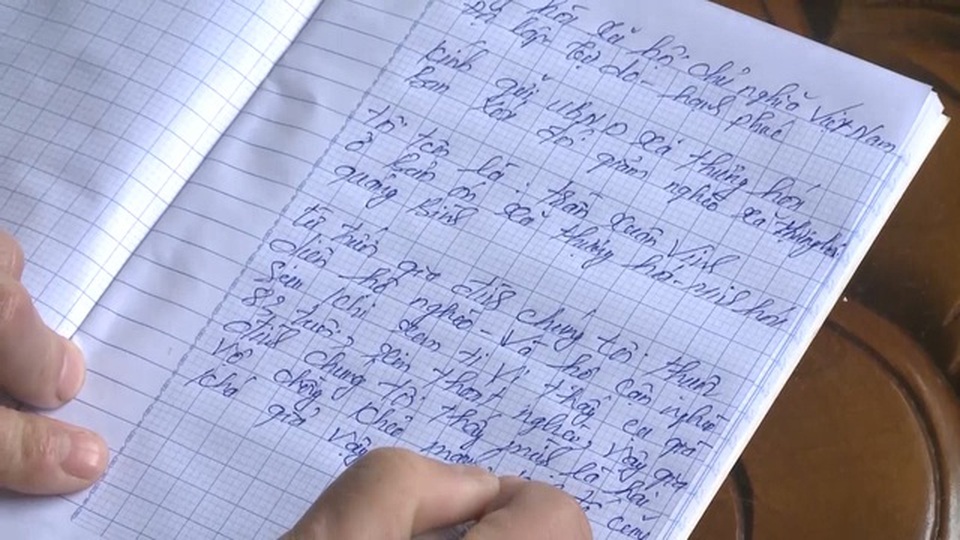 Viết đơn xin thoát nghèo, 25 hộ dân miền núi được tặng giấy khen - 3 Viết đơn xin thoát nghèo, 25 hộ dân miền núi được tặng giấy khen - 3