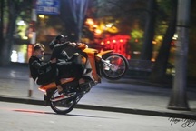 Vụ lạng lách, bốc đầu xe quanh hồ Gươm: Khởi tố, tạm giữ 15 thanh niên