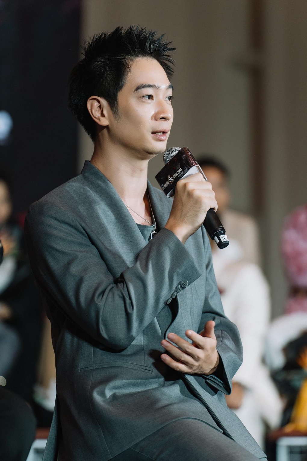 SlimV: Đầu bù tóc rối khi làm show Anh trai, vợ kiên nhẫn động viên - 7 SlimV: Đầu bù tóc rối khi làm show Anh trai, vợ kiên nhẫn động viên - 7