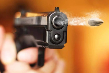 Nam thanh niên bị nhóm người dùng súng bắn trọng thương trước dãy trọ