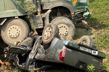 Xe bán tải bị "vò" nát bét, 3 người thoát chết kỳ diệu