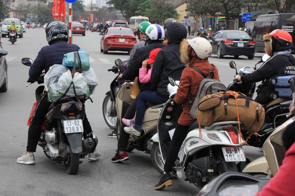 Người dân lỉnh kỉnh đồ đạc trở về thủ đô sau kỳ nghỉ Tết - 11