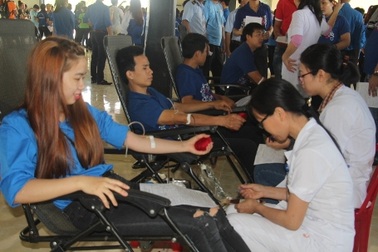 Sinh viên Việt – Lào hăng say hiến máu nhân đạo