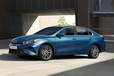 Kia K3 giảm "phong độ", nhường ngôi đầu doanh số cho Mazda3