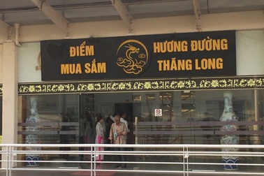 Cơ sở kinh doanh bị đóng cửa vẫn đón khách Trung Quốc vào mua sắm