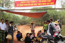 Người dân dựng lán giữa đường phản đối bãi rác gây ô nhiễm