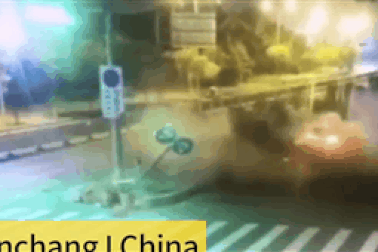 Ô tô Trung Quốc lao thẳng vào biển báo, bốc cháy ngùn ngụt