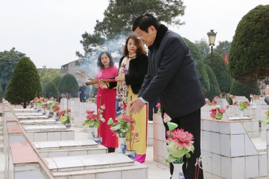 Chủ tịch nước dâng hương các liệt sĩ trong cuộc chiến tranh biên giới phía Bắc
