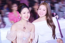 Hồng Diễm xuất hiện gợi cảm, khác hẳn tạo hình trong phim giờ vàng