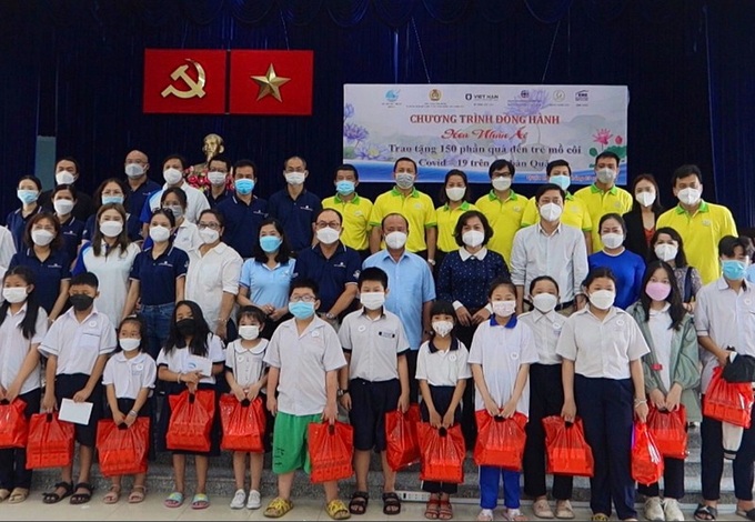 Trẻ mồ côi quận 8 TP.HCM được nhận quà từ chương trình Hoa nhân ái.