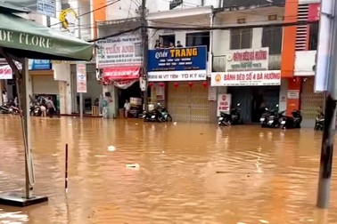 Đường phố Đà Lạt ngập trong mưa lớn