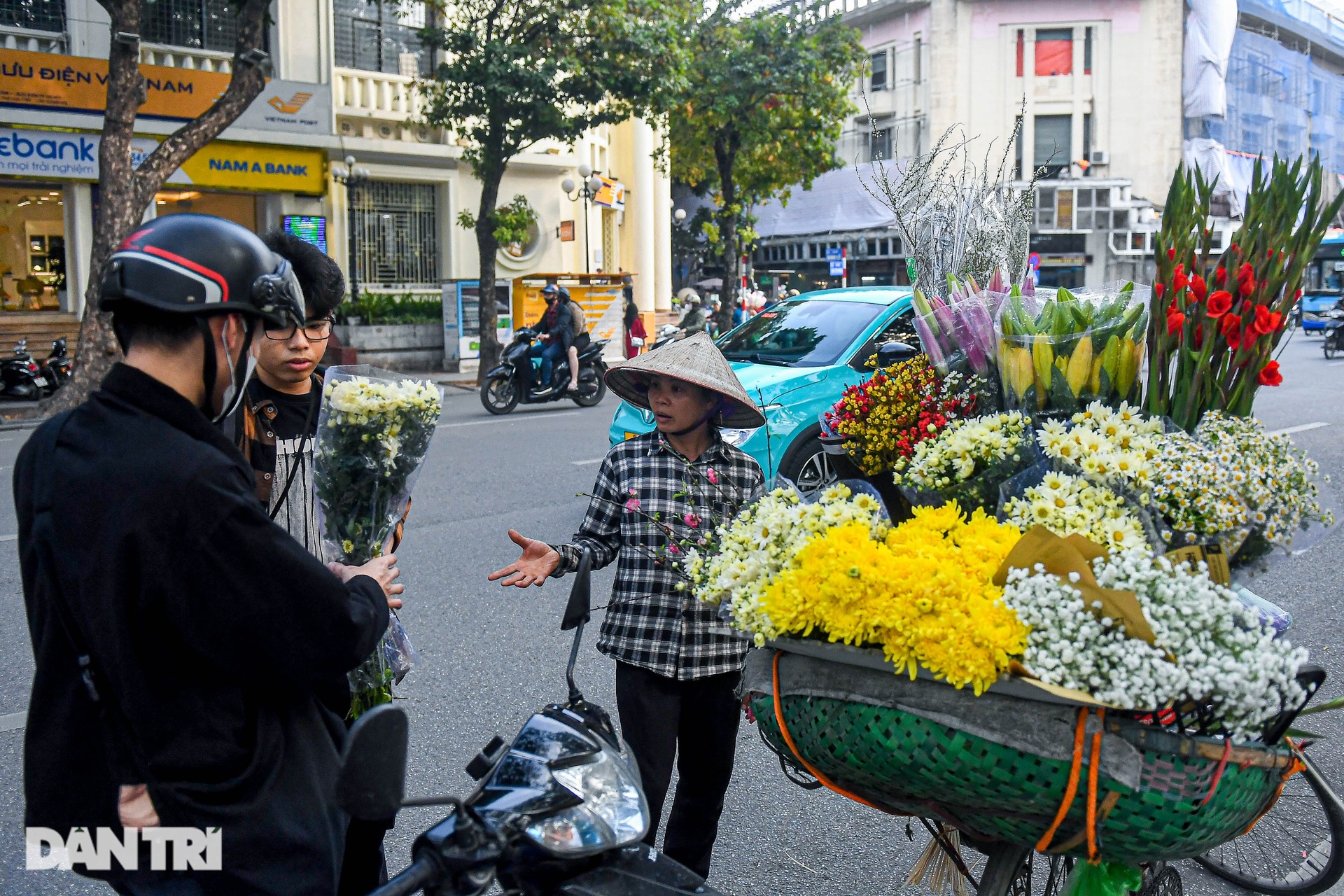 Hàng trăm nàng thơ xúng xính áo dài, chụp ảnh đông kín hồ Gươm - 12 Hàng trăm nàng thơ xúng xính áo dài, chụp ảnh đông kín hồ Gươm - 12