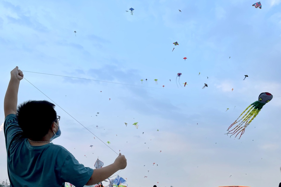 Những cánh diều no gió bay lượn trên bầu trời Sài Gòn - 1 Những cánh diều no gió bay lượn trên bầu trời Sài Gòn - 1