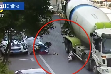 Thoát chết thần kỳ dưới bánh xe tải nhờ mũ bảo hiểm