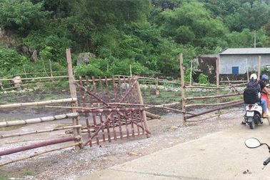 Đường vào danh thắng bị rào chắn