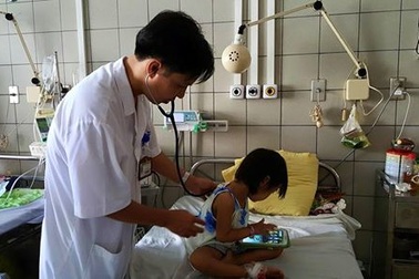 Nằm viện 20 ngày vì một ngụm dầu máy trong chai C2