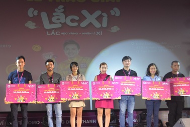 Người dùng Ví MoMo vượt nghìn cây số đến nhận thưởng Lắc Xì