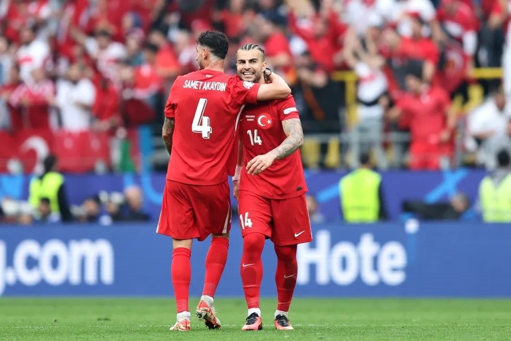 Sự cố hài hước: Cầu thủ mặc nhầm quần ra sân ở Euro 2024 - 2 Sự cố hài hước: Cầu thủ mặc nhầm quần ra sân ở Euro 2024 - 2