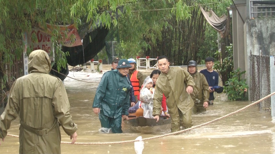 Nước sông Hương gần tràn bờ, TP Huế ngập mênh mông - 15 Nước sông Hương gần tràn bờ, TP Huế ngập mênh mông - 15