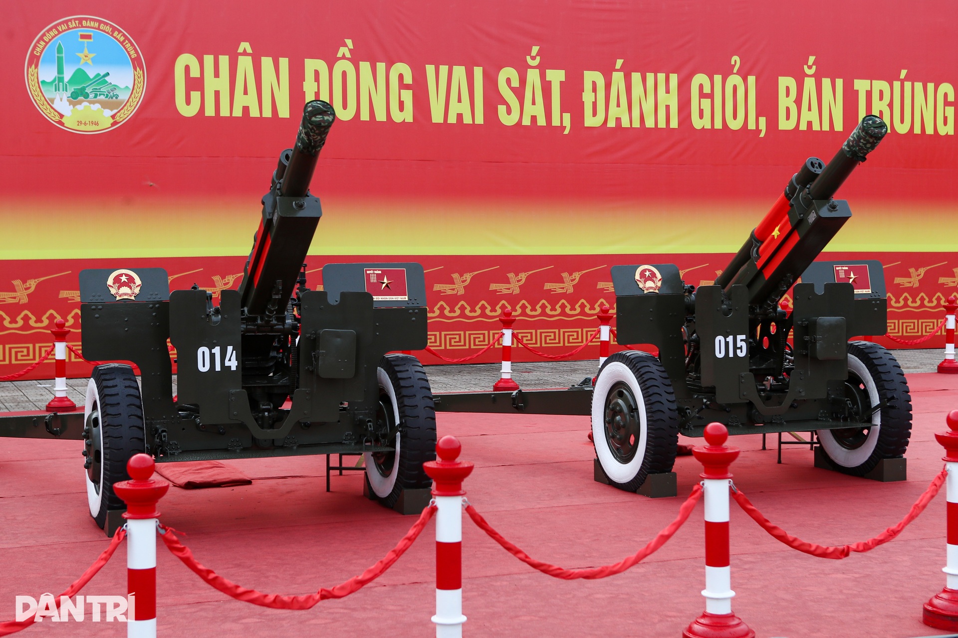 Người dân vượt hàng trăm cây số tới chụp ảnh cùng dàn pháo lễ - 10