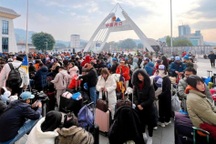 Khách Việt xếp hàng từ tờ mờ sáng ở cửa khẩu sang Trung Quốc ngắm tuyết rơi