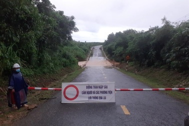 Mưa lũ phức tạp, 37 người dân đi rừng, thu hoạch nông sản "bặt vô âm tín"