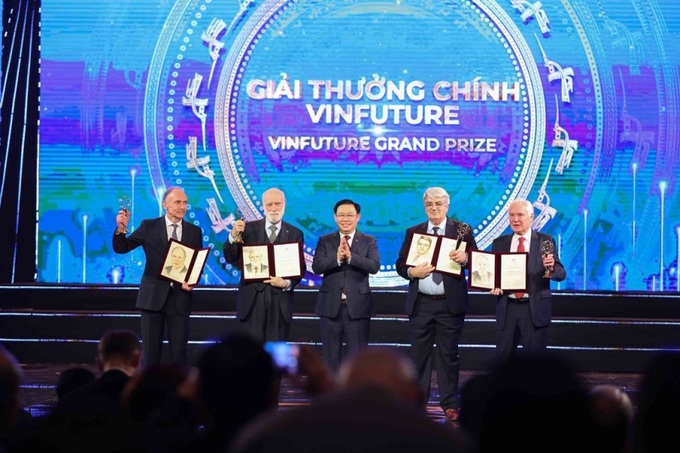 Chủ tịch Quốc hội Vương Đình Huệ trao Giải thưởng Chính VinFuture 2022 trị giá 3 triệu đô la Mỹ cho 5 nhà khoa học: Sir Timothy John Berners-Lee, Tiến sĩ Vinton Gray Cerf, Tiến sĩ Emmanuel Desurvire, Tiến sĩ Robert Elliot Kahn, và Giáo sư Sir David Neil Payne với các tầng phát minh đột phá trong việc kết nối công nghệ mạng toàn cầu. 