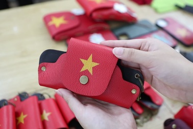 Bộ sưu tập cờ đỏ sao vàng tạo nên từ nghị lực của những người khuyết tật