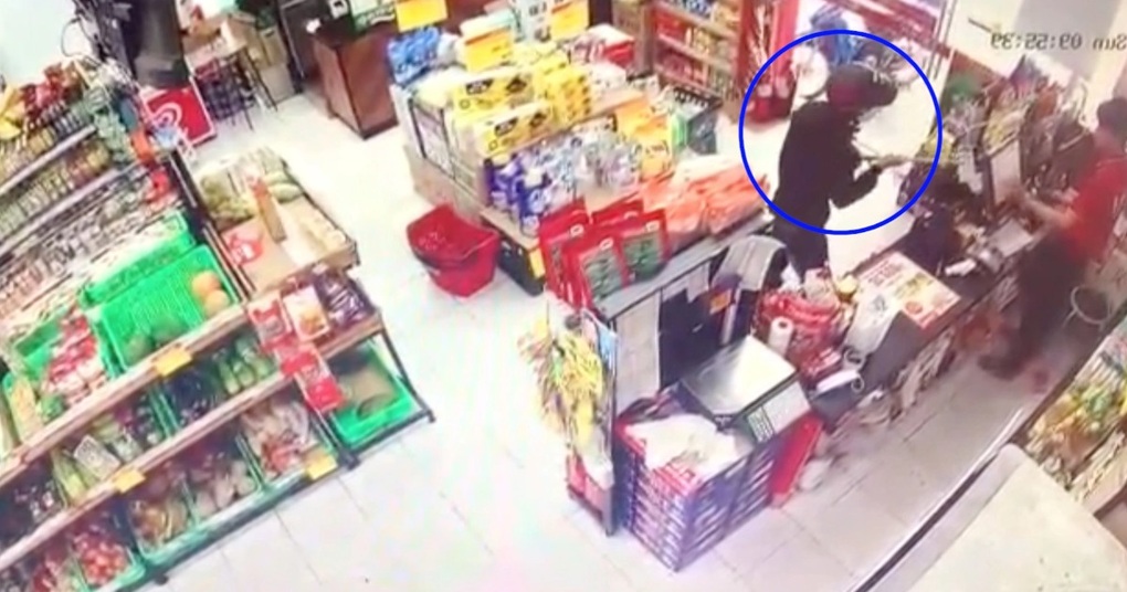 Kẻ cướp dùng súng uy hiếp nhân viên cửa hàng tiện lợi ra sao? - 2 Kẻ cướp dùng súng uy hiếp nhân viên cửa hàng tiện lợi ra sao? - 2