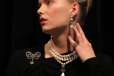 Chiêm ngưỡng bộ nữ trang của Hoàng hậu Pháp có giá 54 triệu USD