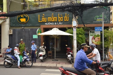 Bị đánh tơi tả vì "vô tình” đụng vùng nhạy cảm nữ nhân viên