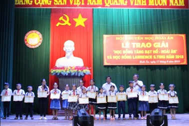 Bình Định: Trao 172 suất học bổng cho học sinh và giáo viên