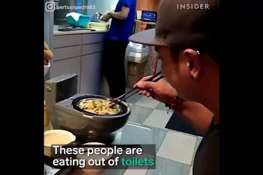 Ghé thăm và thưởng thức món ăn phục vụ trong... bồn cầu tại một nhà hàng ở Đài Loan