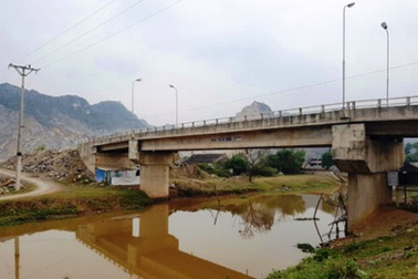 Doanh nghiệp “nắn” cầu: “Chủ tịch tỉnh ký đấy, các anh cứ ý kiến linh tinh!”