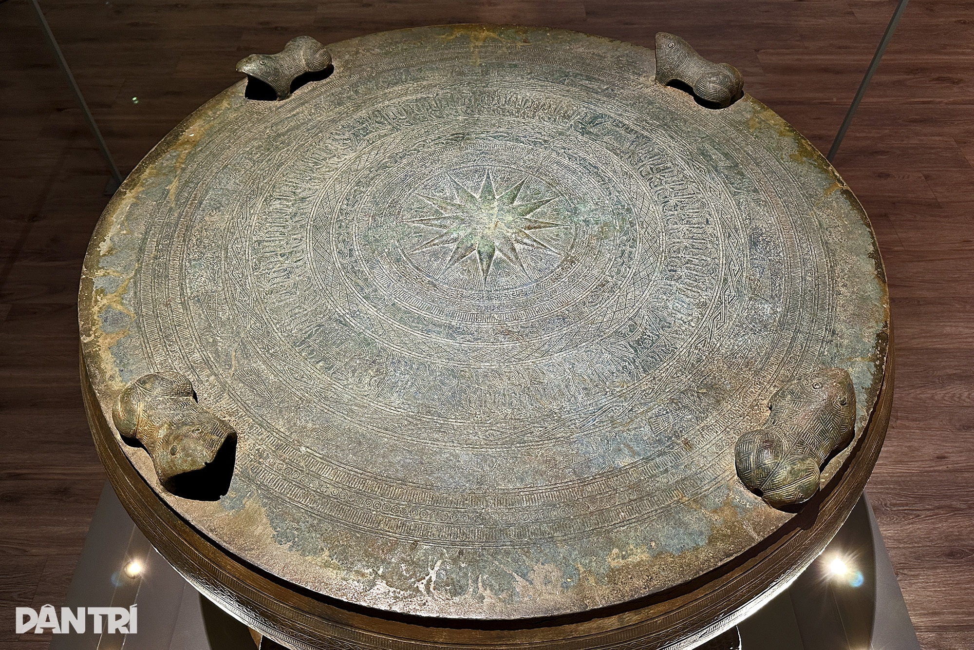 Beundrar den största Dong Son-bronstrumman som någonsin visats upp i Hanoi - 2 Ngắm trống đồng Đông Sơn lớn nhất từ trước đến nay đang trưng bày ở Hà Nội  - 2